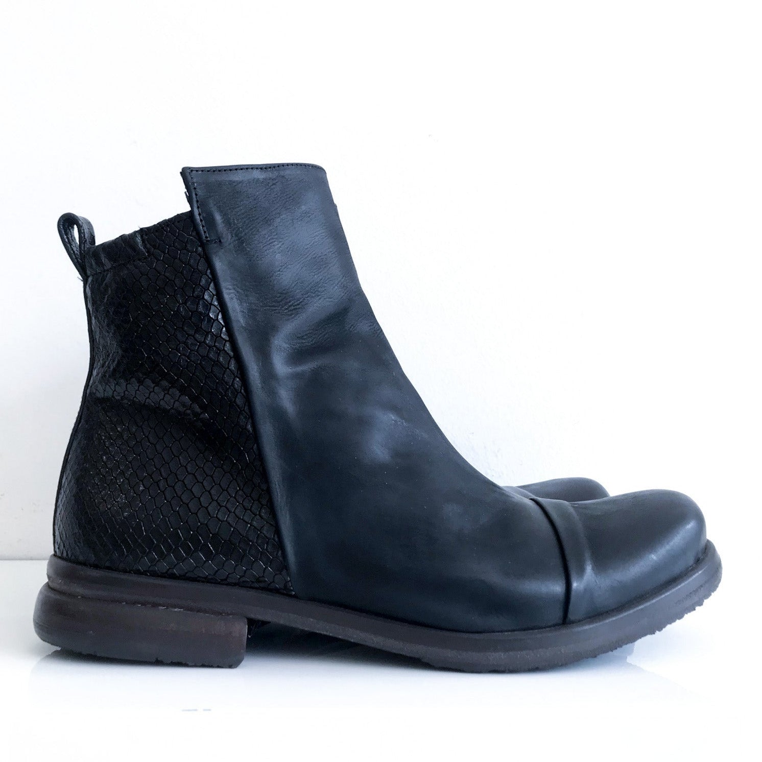Slovenien Døds kæbe opnåelige P-1341 P MONJO Black Leather & Snakeskin Ankle Boot